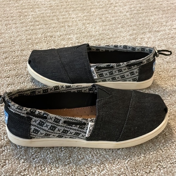 Toms Other - Toms Kids Skull and Crossbones Loafer Shoes